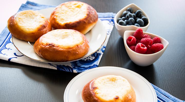 Colazione russa con dolci e frutti di bosco su tavolo.