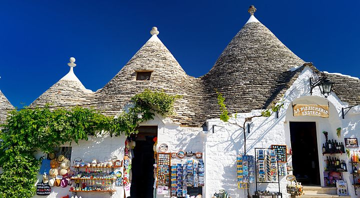 Trulli tradizionali ad Alberobello con esposizioni di souvenir.