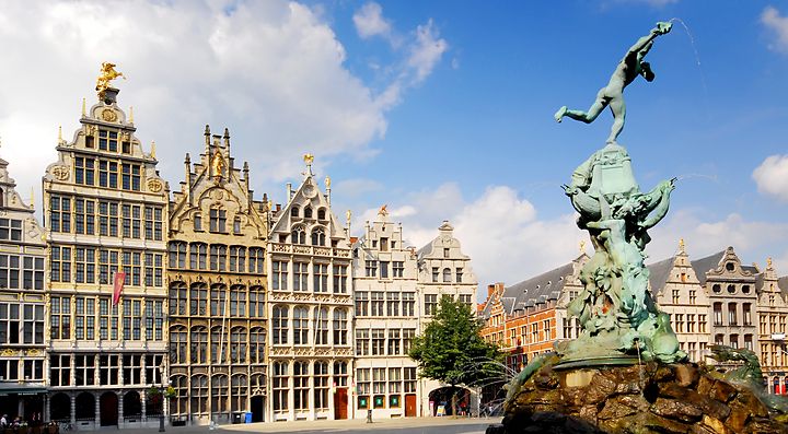 La Grote Markt di Anversa con la statua di Brabo.