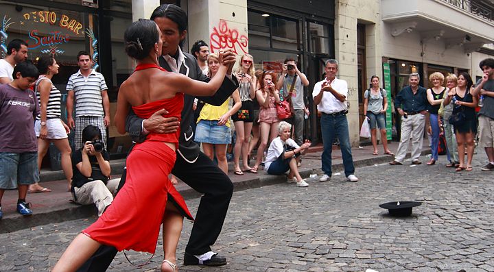Ballerini di tango eseguono in strada in Argentina davanti a un pubblico.