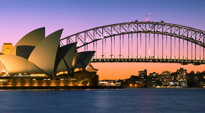 Opera House e Harbour Bridge di Sydney al tramonto.