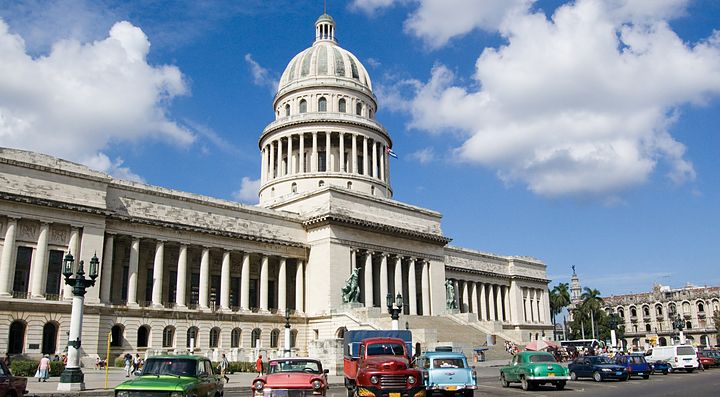 Il Capitolio dell'Avana con auto d'epoca in primo piano.