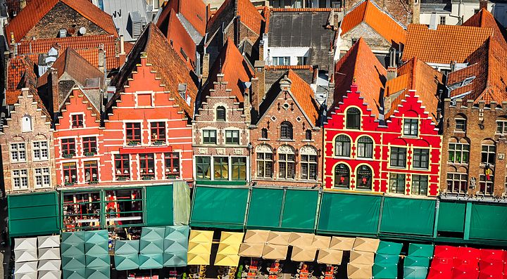 Facciate tipiche colorate delle case a Bruges, Belgio.