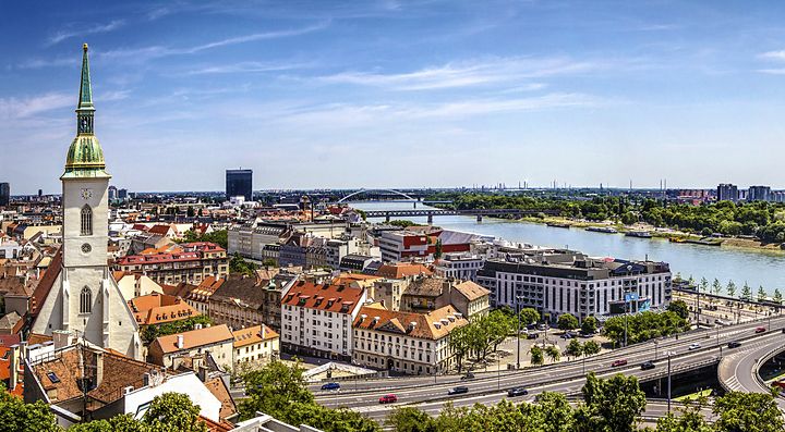 Panorama di Bratislava con la Chiesa di San Martino e il Danubio.