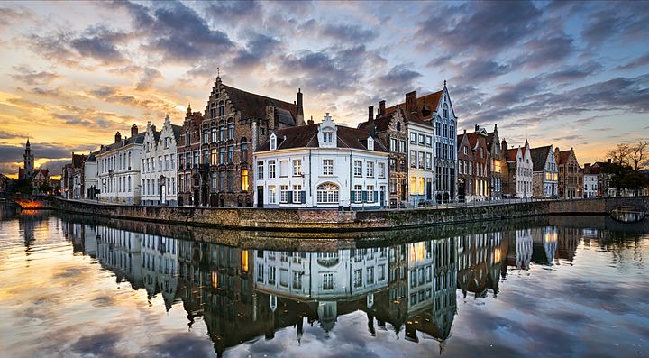 Canali e case storiche al tramonto a Bruges, Belgio.