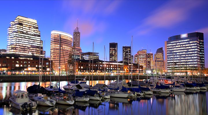 Porto Madero a Buenos Aires al crepuscolo con grattacieli illuminati.