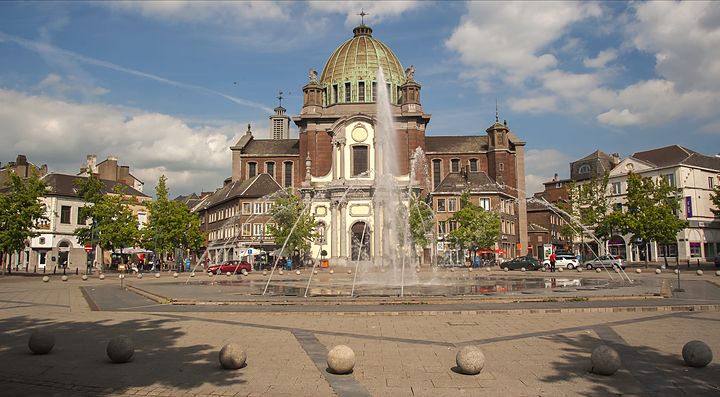 Piazza con fontana e edificio storico a Charleroi.