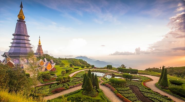 Pagode e giardini pittoreschi a Chiang Mai al tramonto.