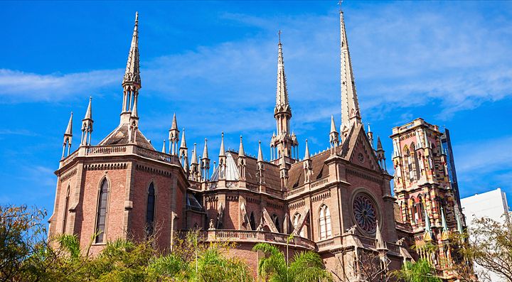 Cattedrale gotica a Córdoba, Argentina, con cielo azzurro.