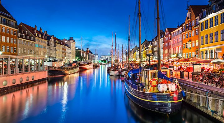 Porto di Nyhavn a Copenaghen illuminato di sera.