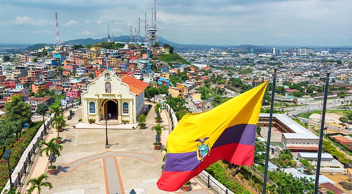 Bandiera dell'Ecuador sventola su una piazza panoramica con chiesa.