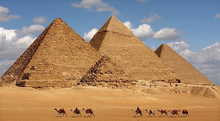 Le piramidi di Giza in Egitto con cammelli in primo piano.