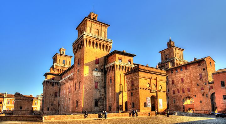 Il Castello Estense di Ferrara al tramonto.