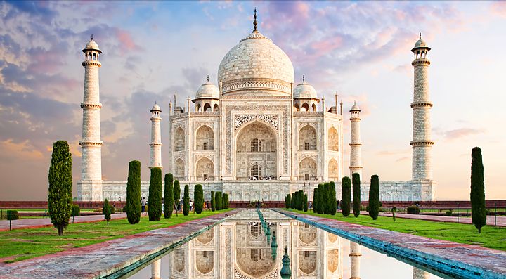 Il Taj Mahal in India riflesso in uno specchio d'acqua.