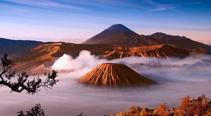 Montagne vulcaniche con nuvole in Indonesia.