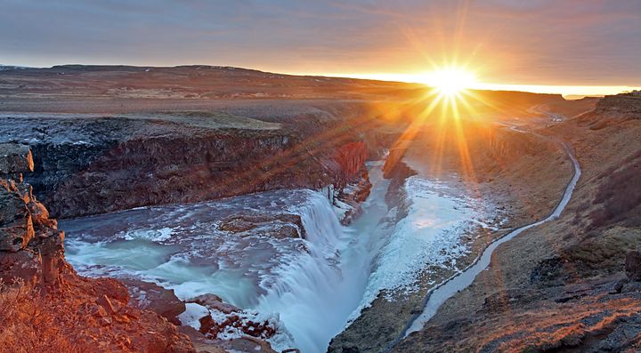 Tramonto sopra la cascata Gullfoss in Islanda.