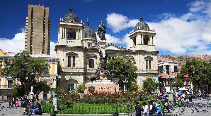 Piazza centrale a La Paz con una cattedrale e gente passeggiando.