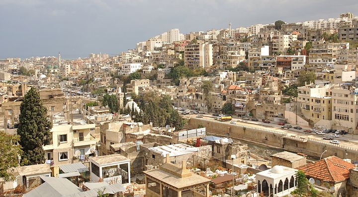 Panorama urbano di una città in collina in Libano.