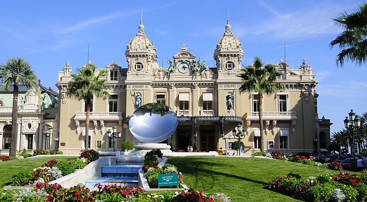 Il Casinò di Montecarlo con giardino e fontana in primo piano.
