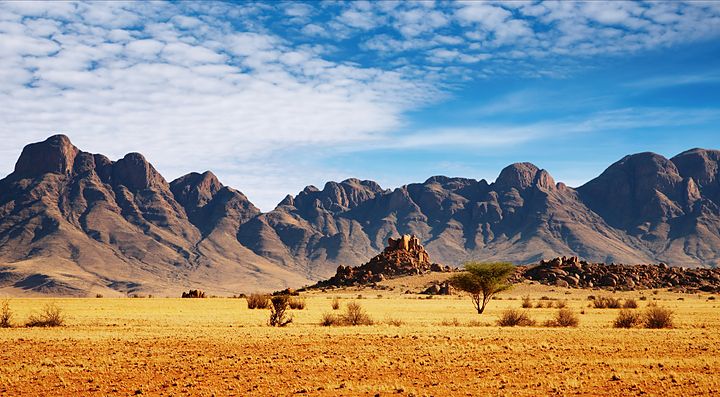 Paesaggio montuoso della Namibia con cielo azzurro.