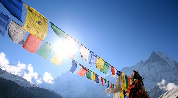 Bandiere di preghiera tibetane nel paesaggio montano del Nepal.