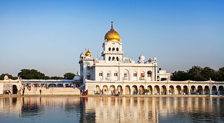 Il Gurudwara Bangla Sahib a Nuova Delhi riflesso nell'acqua.