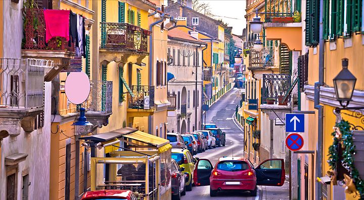 Strada colorata con edifici storici a Opatija.