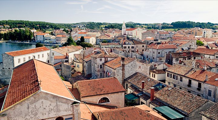 Vista panoramica dei tetti di Parenzo, Croazia, con il mare sullo sfondo.
