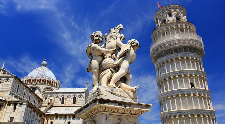 La Torre Pendente e una statua nella Piazza dei Miracoli a Pisa.