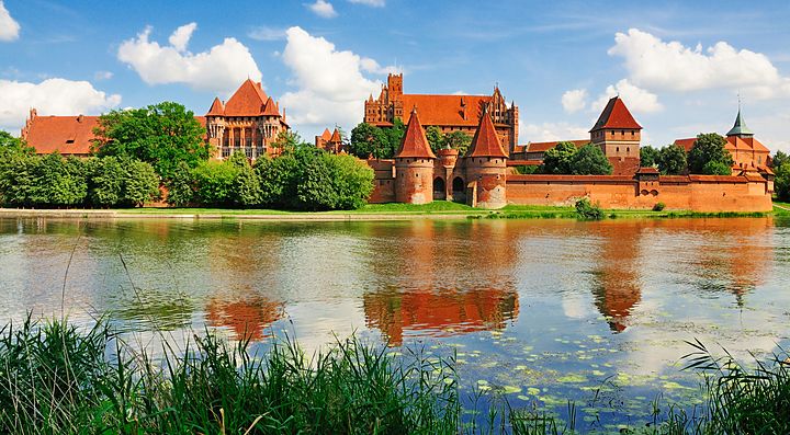 Il Castello di Malbork in Polonia riflesso nell'acqua.