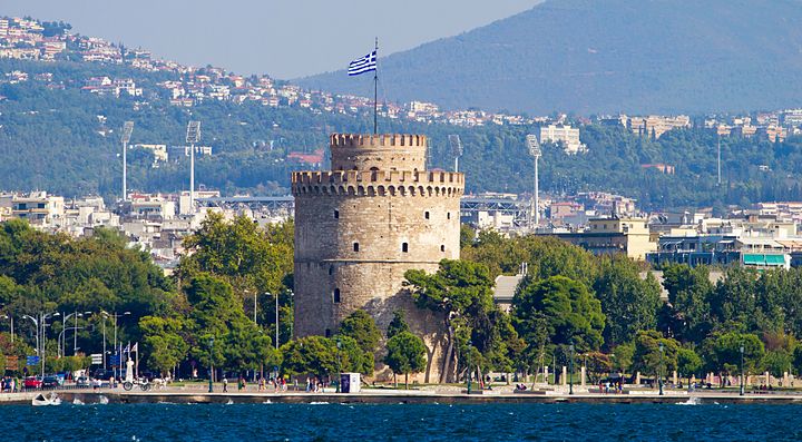 La Torre Bianca di Salonicco con sfondo urbano e collinare.
