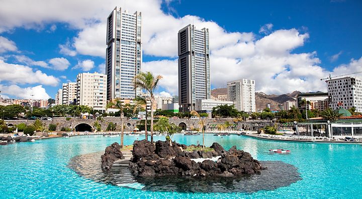 Piscina con skyline di Santa Cruz e grattacieli sullo sfondo.