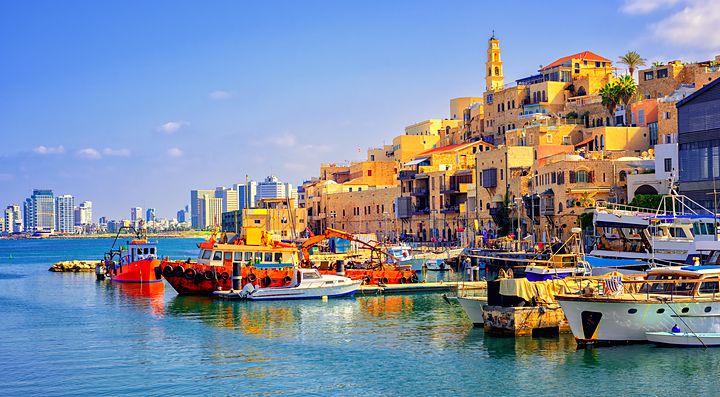 Porto pittoresco di Tel Aviv con edifici storici e barche.