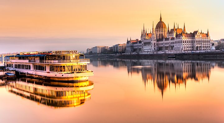 Il Parlamento di Budapest riflesso nel Danubio al tramonto.