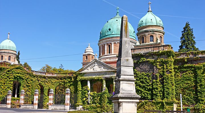 Cimitero di Mirogoj a Zagabria con cupole e vegetazione rampicante.