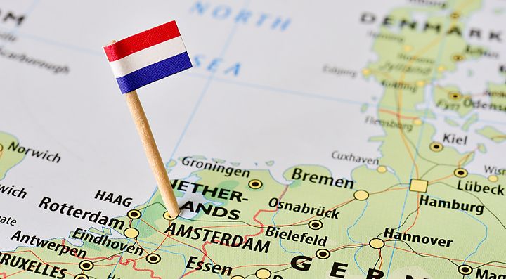 Bandiera olandese su mappa evidenzia Amsterdam.