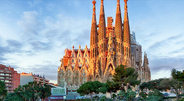 La Sagrada Familia a Barcellona illuminata al tramonto.