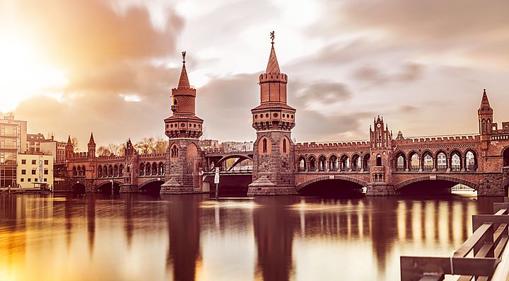 Il ponte Oberbaum a Berlino al tramonto riflesso nell'acqua.