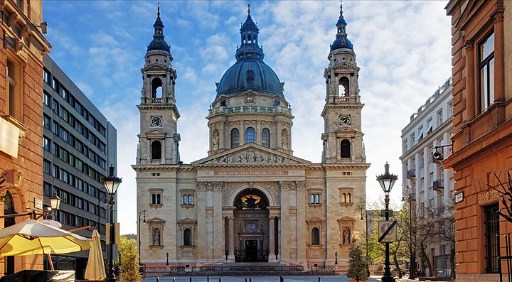 La Basilica di Santo Stefano a Budapest con cielo sereno.