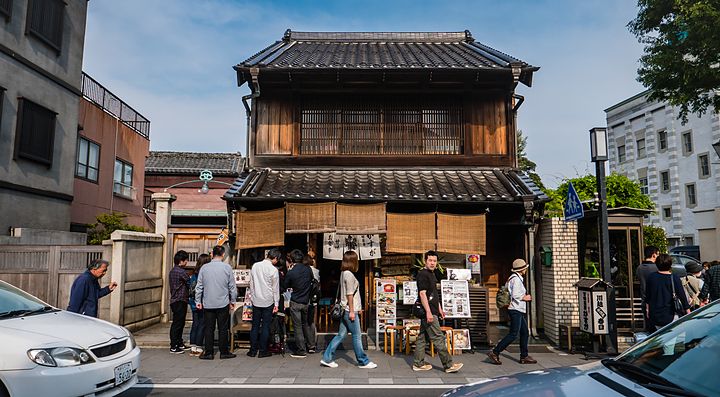 Strada con negozio tradizionale e passanti a Kawagoe, Giappone.