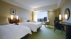Stanza con due letti twin all'hotel Granvia a Kyoto.