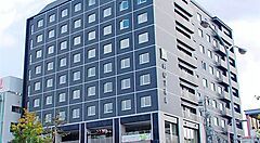 Edificio moderno dell'Ibis Styles a Kyoto.
