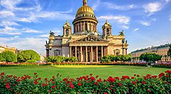 Cattedrale di Sant'Isacco a San Pietroburgo, Russia, con giardino fiorito.