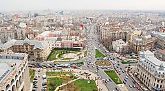 Vista panoramica del traffico in una piazza di Bucarest.