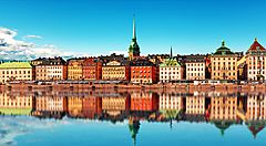 Edifici colorati riflessi sull'acqua a Stoccolma, Svezia.