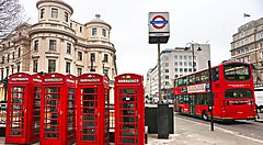 Cabine telefoniche rosse e un autobus a due piani a Londra.