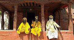 Tre uomini in abiti tradizionali davanti a un tempio in Nepal.