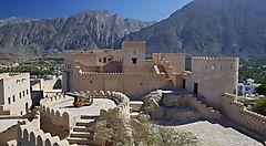 Un forte storico in Oman circondato da montagne imponenti.