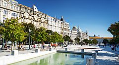 Piazza con fontana e alberi a Lisbona, Portogallo.
