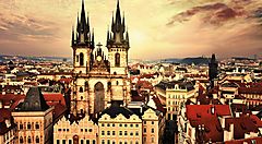 Panorama di Praga con la chiesa di Santa Maria di Týn al tramonto.